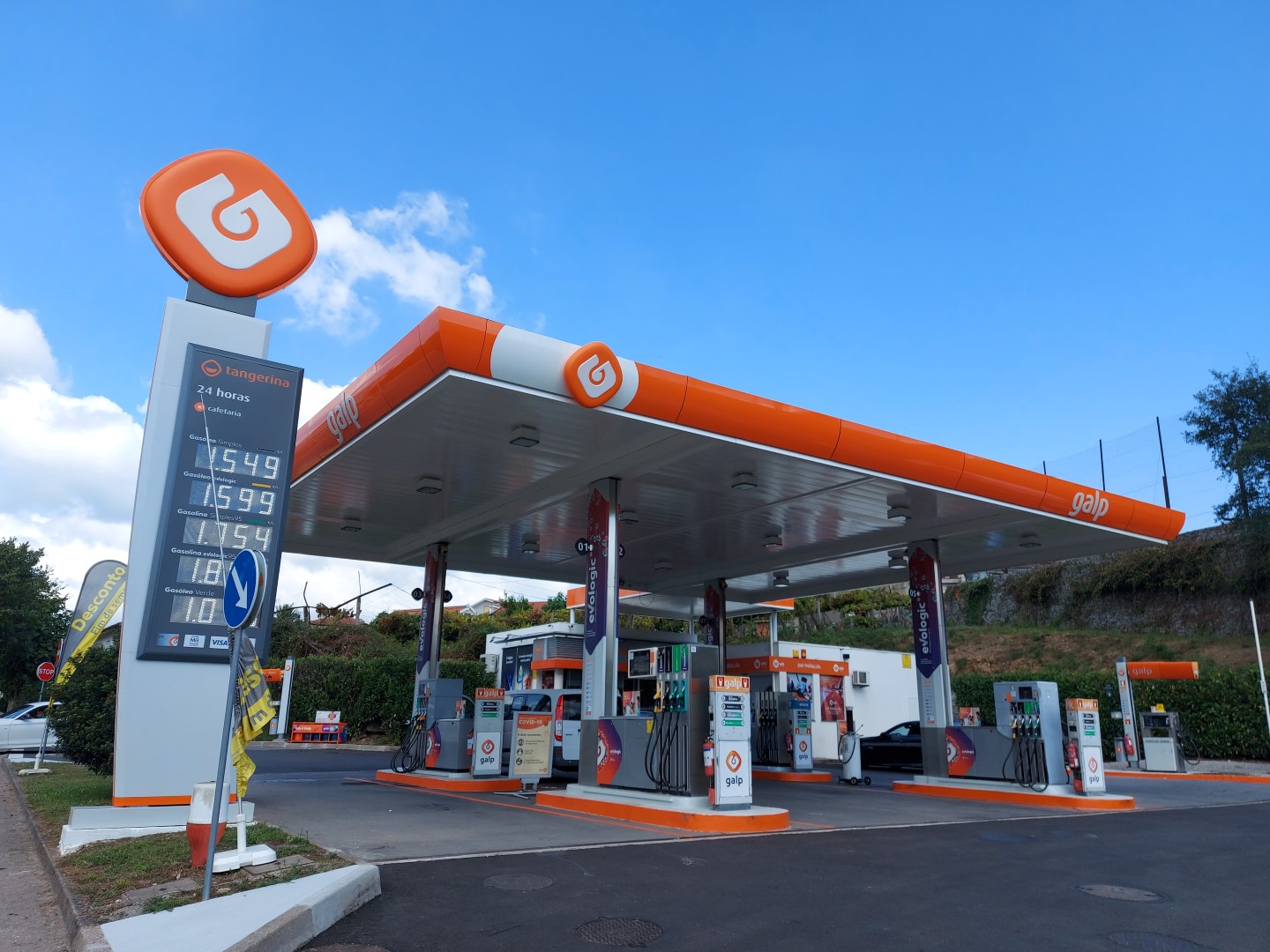 Sinalética digital com pórticos nas estações GALP